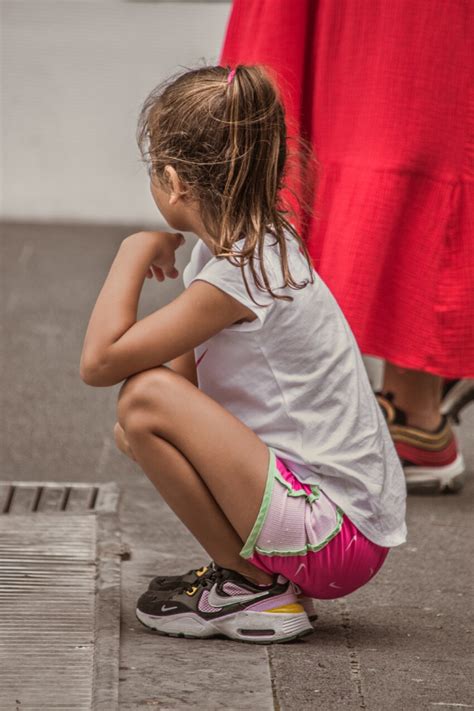 Ingyenes Kép Gyermek Lány Cuki Utca Csinos Fiatal Szabadban ül