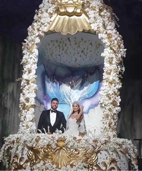 A charmingly modern family tries to survive a weekend wedding celebration that has the potential to become a full blown family fiasco. Pin by Iridesse on Decor Ideas | Big wedding cakes, Big ...