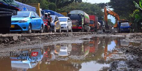 Jalan Pati Rembang Macet Parah Bikin Kendaraan Besar Lewat Jalur Alternatif