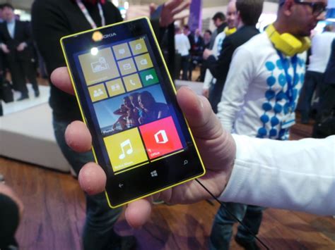 mobile world congress 2013 nokia lumia 520 first look at the windows phone budget hero [video]