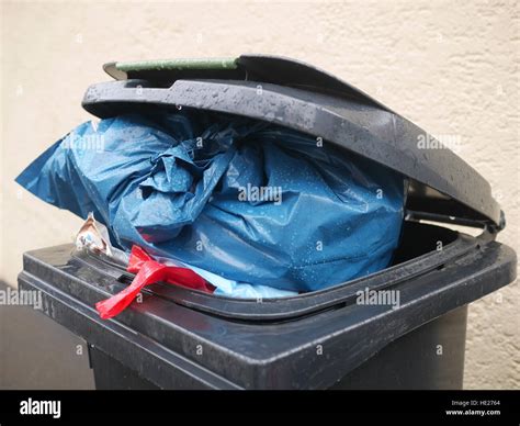 Full Public Trash Bin Hi Res Stock Photography And Images Alamy