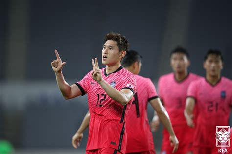 아, 이동경 환상적인 왼발 슛.] 별명이 '도쿄 리'인 이동경이 환상적인 무회전 킥으로 동점골을 작렬했습니다. 이강인이냐 이동경이냐… 치열한 공미 주전 경쟁
