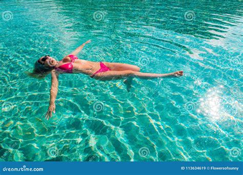 sexy frau im roten bikini der auf tiefen swimmingpool schwimmt stockbild bild von nachsicht