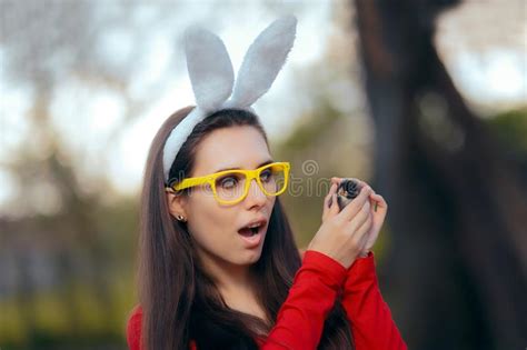 Grappig Leuk Meisje Met Bunny Ears With Easter Chick Stock Foto Image
