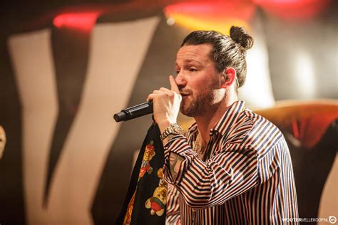 Kraantje pappie is de artiestennaam van alex van der zouwen, een nederlands rapper en de naam komt waarschijnlijk voort uit het feit dat zijn vader (pappie) kraanmachinist (kraantje) was in de haven. Kraantje Pappie - Paard