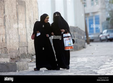 Frauen Tragen Niqab Fotos Und Bildmaterial In Hoher Auflösung Alamy