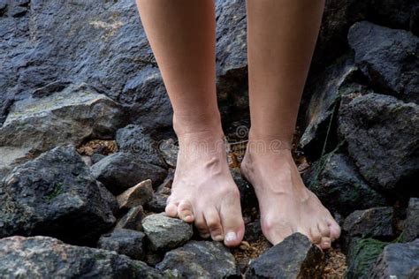 Weibliche Füße Auf Granitsteinen Im Steinbruch Bloße Füße Auf Den