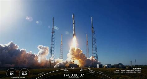 SpaceX lanza 114 satélites y clava el aterrizaje de cohetes en su