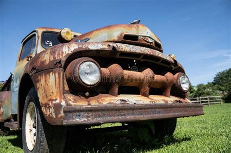 Rusty Old Ford Truck Met Blauwe Achtergrond Redactionele Stock Foto