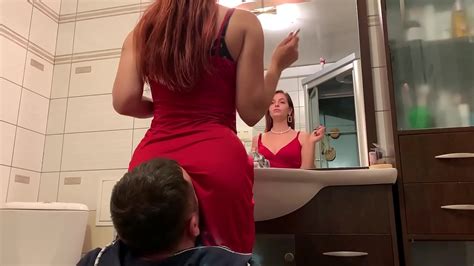 La Señora Sofi En Vestido Rojo Usa Silla Esclava Ignora Femdom Sentado En La Cara Andvista