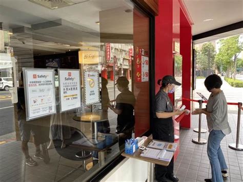 Jun 28, 2021 · 三級警戒持續到7月12日，現在店家全面禁止內用，對於高級餐廳、網美打卡店、無法外帶的店家來說，這1個多月以來都是燒老本苦撐。有網友好奇. 速食解禁 摩斯、漢堡王可內用 麥當勞仍不開放 - 生活 - 中時