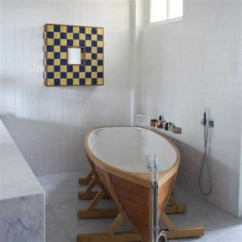 Größere badewannen können auch mal 200 bis 300 liter nutzinhalt besitzen kleinere badewannen kommen oft mit 100 litern aus. 20 idées pour une petite salle de bains avec baignoire