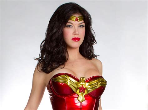 Wonder Woman Noticia ¿nicolas Winding Refn Con Christina Hendricks Web De Cine Fantástico