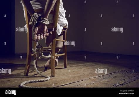 Junge Frau In Einem Leeren Raum An Einen Stuhl Gefesselt