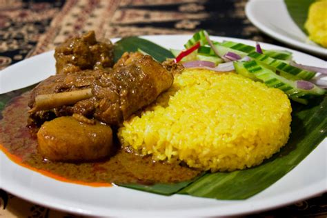 How glutinous rice is served significantly affects the overall nutrition value of your meal or snack. 3 hungry tummies: Nasi Kunyit 黃薑飯 Steamed Glutinous Rice ...