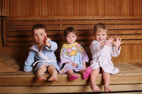 Trois Enfants Dr Les Dans Le Sauna Image Stock Image Du Fille Sauna