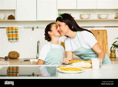Madre E Hija Cocinar En La Cocina Fotografía De Stock Alamy