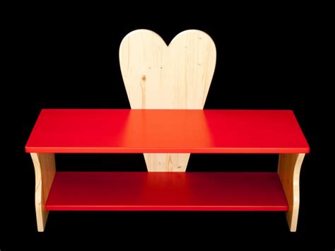 Es gibt hier auch modelle aus plastik die witterungsbeständiger und leichter versetzbar sind. Kindermöbel : Kinderbank Herz rot oder mit Wunschfarbe ...
