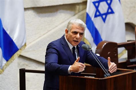 Suddenly, with everyone failing and flailing around him, yair lapid turned from an embarrassing failure to the guy who seemingly did everything right. Yaïr Lapid officiellement chef de l'opposition - Radio J