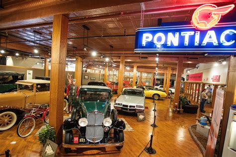 Route 66 Klassiker Im Museum Und Bunte Häuserwände In Pontiac Illinois