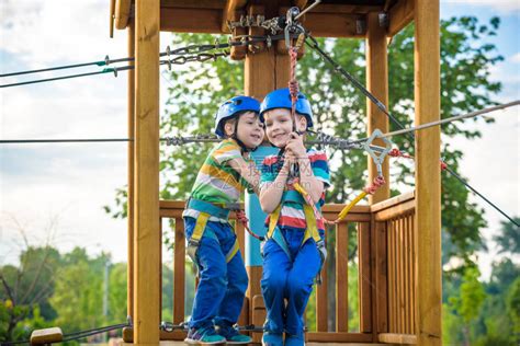快乐的孩子们在冒险公园玩得开心高清图片下载 正版图片503541655 摄图网