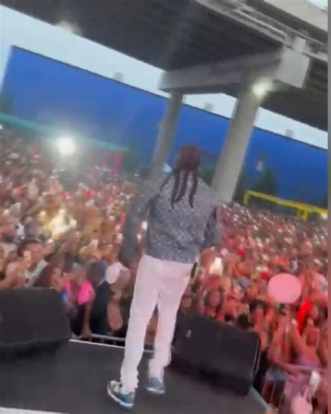 aidonia reacted to female fans jumping fence to see his sandz performance youtubemedia