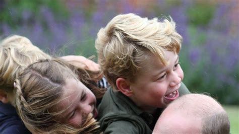 Das britische königshaus veröffentliche aber zwei neue fotos, die ihn beim spielen mit den kindern zeigen. Neue Familienbilder zum Geburtstag: So verspielt zeigt ...