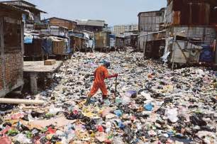 Ini sepatutnya memberi tekanan untuk negara atau masyarakat menghentikan penggunaan plastik atau menguruskannya dengan lebih baik. Pamer Gambar Orang Buang Sampah Di Jakarta - MYNEWSHUB