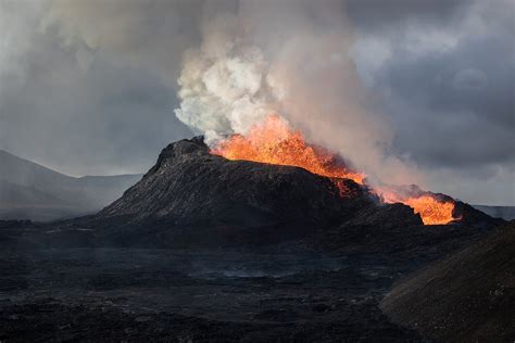 See Iceland Aglow In Volcanic Eruptions United States Knewsmedia