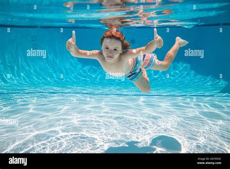Niños Bajo El Agua Nadan Bajo El Agua Niño Nadando Y Buceando Bajo El