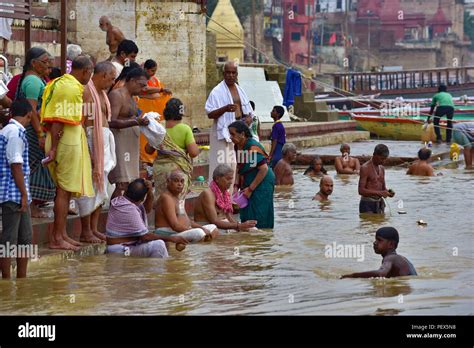 India Hind Peregrinos Ba Ndose Y Rezando En El R O Ganges Fotograf A De Stock Alamy