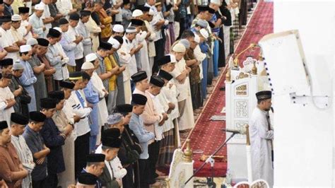 Salat tarawih 4 rakaat satu salam dilakukan dengan cara mengerjakan 4 rakaat salat tarawih ditutup dengan salam, kemudian 4 rakaat (dilakukan sebanyak empat kali hingga mencapai total sejumlah delapan rakaat). Doa Setelah Shalat Tarawih Beserta Artinya, Niat Shalat ...