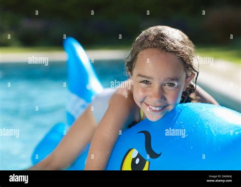 M Dchen Reiten Aufblasbares Spielzeug Im Schwimmbad Stockfotografie Alamy
