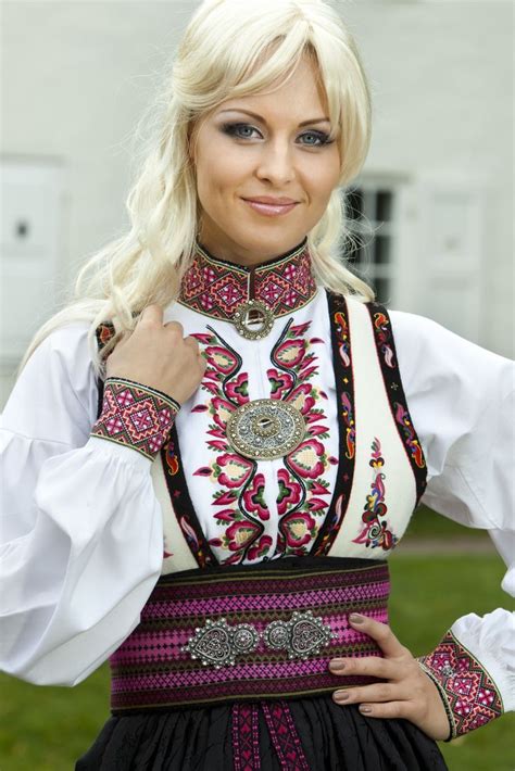 Young Norwegian Woman In Traditional Costume Klær Damemote Sy Klær