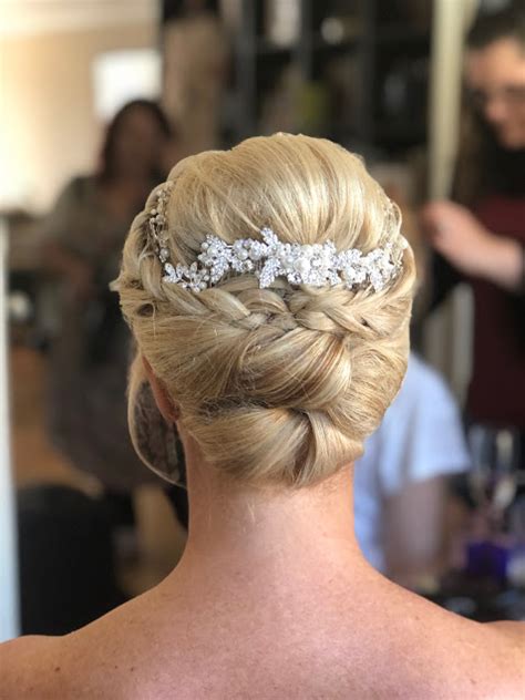 Usually, when it comes to short hair for weddings, there is a small problem and that is the length of the hair. Wedding hair styles for short hair - Wedding Make Up and ...