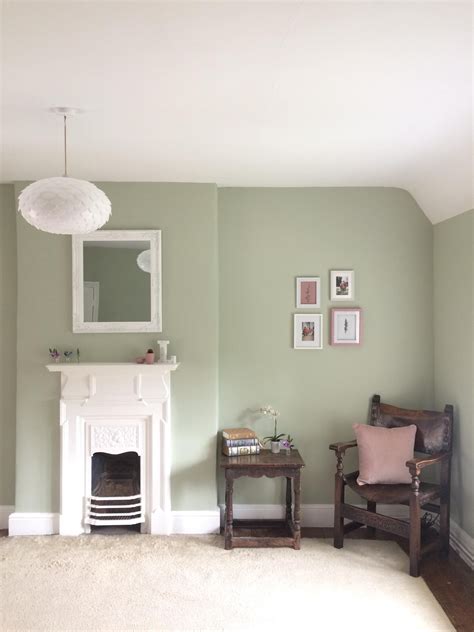 What Colors Go With Sage Green Walls Living Room