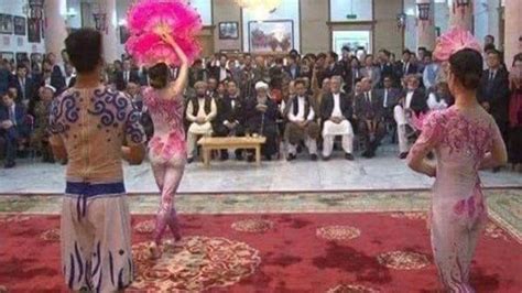 تصویریحضور رهبران جهادی افغان و رقص دختران نیمه‌عریان در مراسم روز ملی چین جنجال آفرید