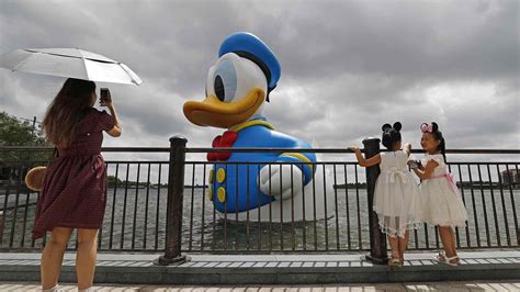 Giant Donald Fauntleroy Duck Comes To Disneyland Shanghai Cgtn