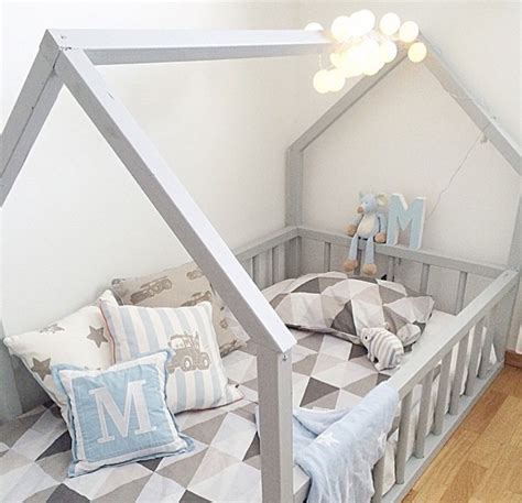 When choosing a toddler bed, i wanted something low to the floor, so that the baby could easily get in and out without falling. Inspiration hussängar | Finabarnsaker - Inspiration för ...