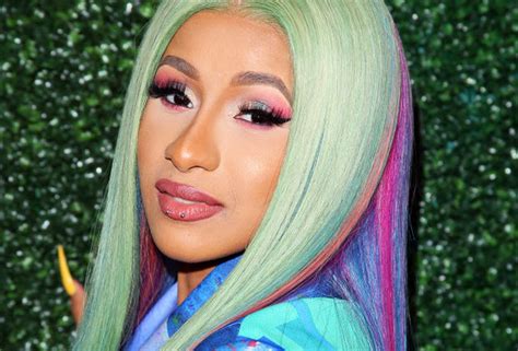 Cardi b a opté pour un look de beauté audacieux avec une large couche de. Cardi B Best Hairstyles: Bold Colours & Creative Styles ...