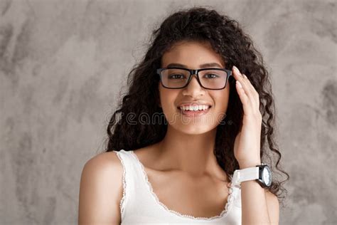 belle fille africaine en verres souriant au dessus du fond beige image stock image du cheveu