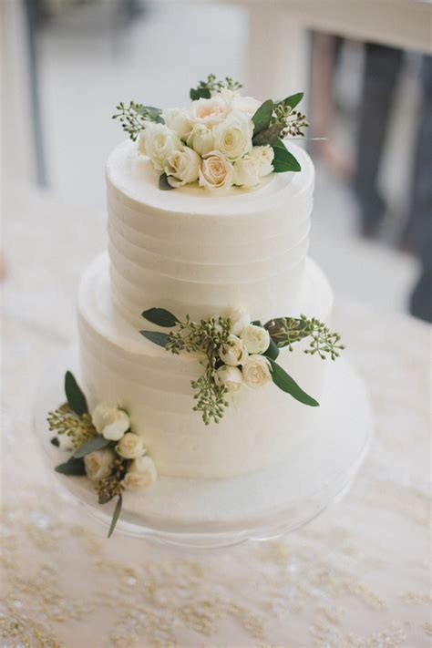 Are you a beginner and have no experience in baking cakes? elegant greenery wedding cake - EmmaLovesWeddings