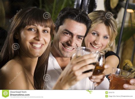 Günstige hotels aus millionen von angeboten für berlin? Amici ad un ristorante immagine stock. Immagine di felice ...