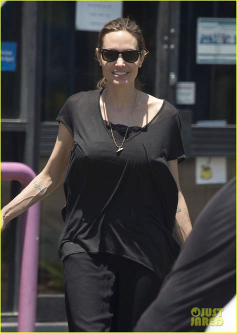 Angelina Jolie Shops In Queensland With The Twins 07 Angelina Jolie Baggy T Shirt Angelina