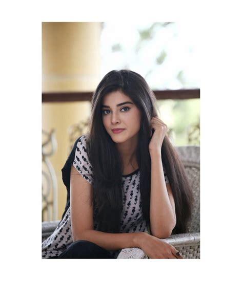 Beautiful Candid Photos Of Zainab Shabbir Reviewit Pk