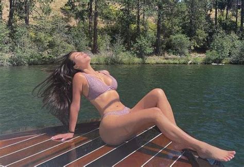 Kim Kardashian nude bikinisiyle kıvrımlarını sergiledi haberi maras