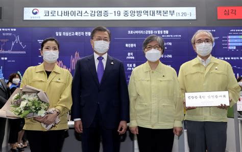 May 30, 2021 · 한편 이날 브리핑에는 이성호 외교부 경제외교조정관과 김성준 국방부 인사복지실장, 이승우 행정안전부 재난협력실장, 이기일 보건복지부 보건. 포토 > 초대 질병관리청장 임명장 수여식 - 이데일리