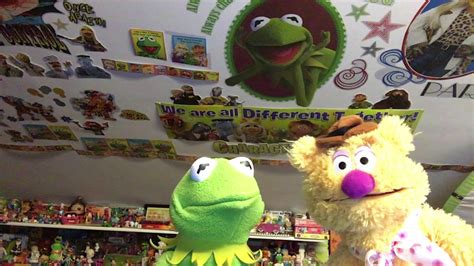 Kermit The Frog And Fozzie Bear Sing Movin Right Along Youtube