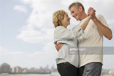 Couple Dâge Mur Danse Photo Getty Images