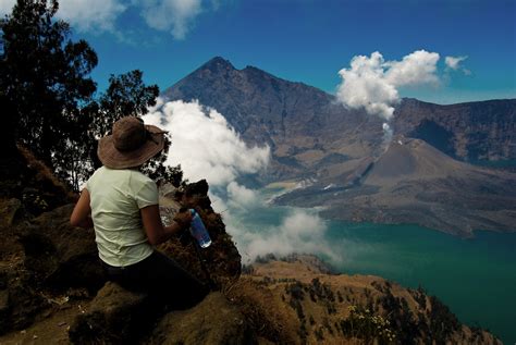 80 Gambar Orang Menikmati Keindahan Alam